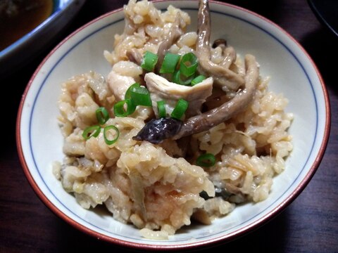 ごま油香る♪しめじと鶏肉の中華炊き込みご飯☆